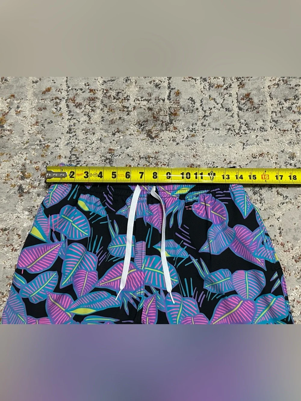 Chubbies Fluorescent Funk swim trunks size Medium 5.5 inseam